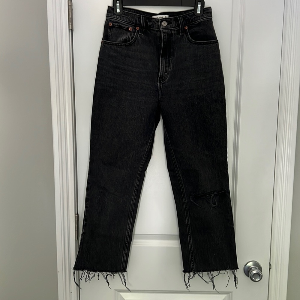 A&F 90s Straight Ultra High Rise, black distressed